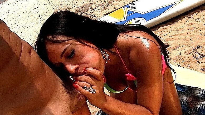 16P Wet Latina feminina Leticia fazendo sexo oral na praia de biquíni