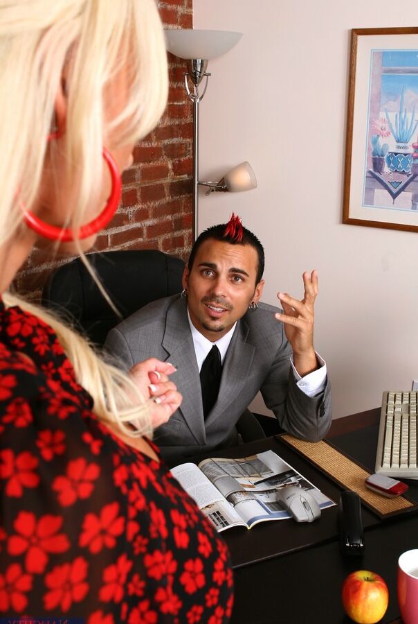 16P Luxueuse blonde de bureau en bas Lachelle Marie baisée hardcore