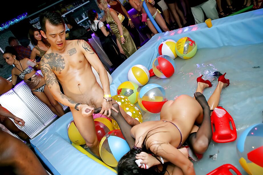 16P MILF estrellas porno se meten en una fiesta salvaje con sexo en grupo caliente