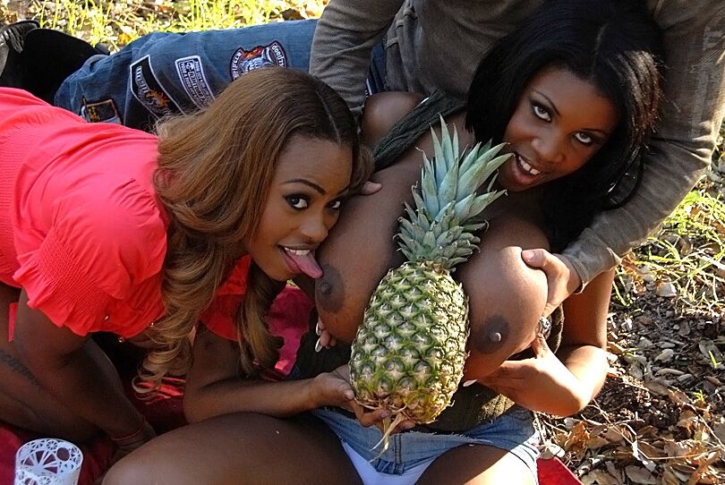 16P Ebony MILF com peitos grandes Tori Taylor dá uma chupada ao ar livre