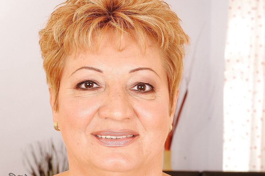 16P Astrid madura e gordinha tira a lingerie e toca sua boceta