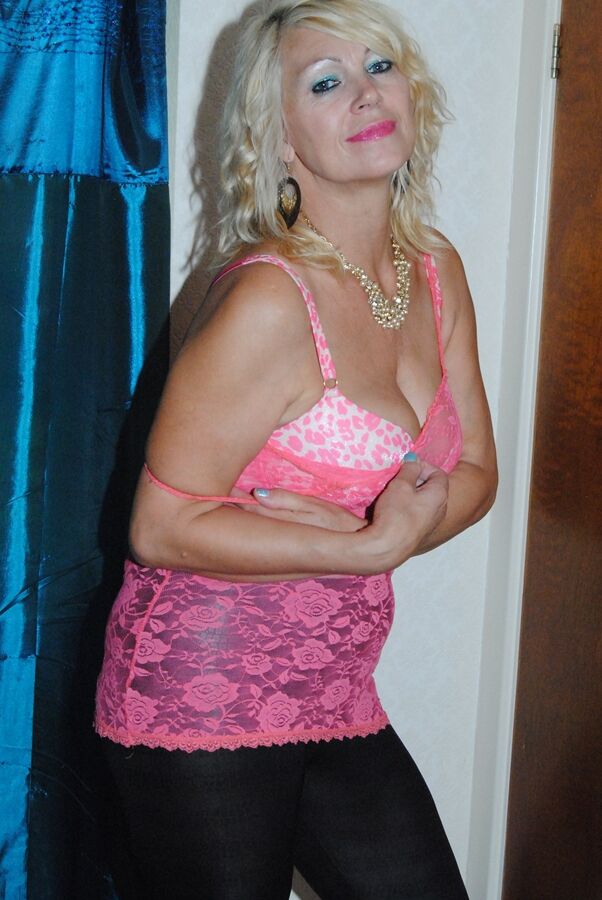 20P Über 30 Amateur-Platinblonde zieht während eines SFW-Auftritts Lederhosen aus