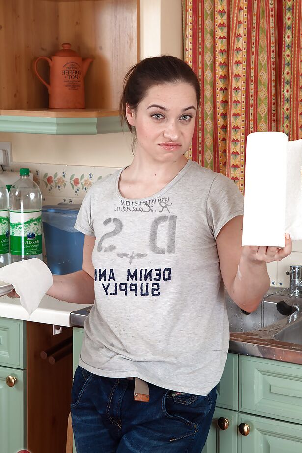 16P La ama de casa europea Olga Cabaeva muestra su chocho peludo y su ojete en la cocina