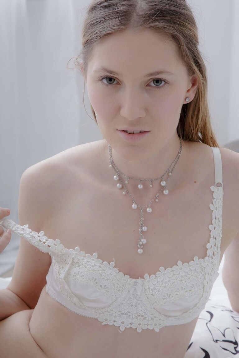 21P Deliciosa adolescente Mia enfia um brinquedo