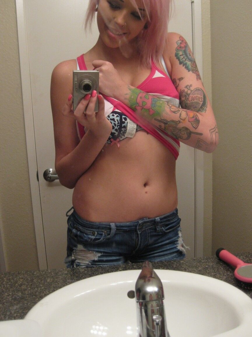 19P La nena amateur Hayden acaricia una polla con sus tetas naturales y la monta