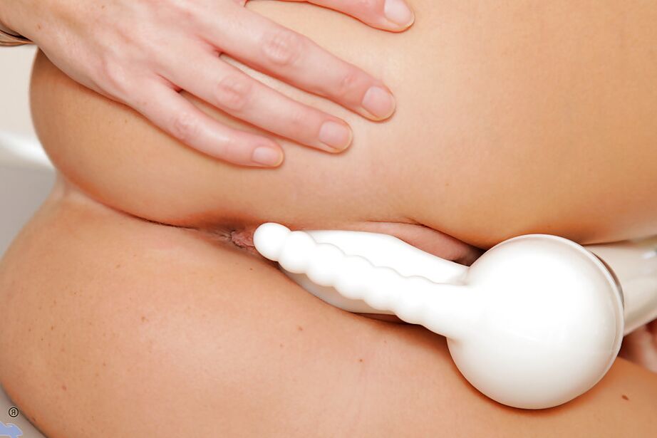 15P Adorável morena MILF agradando sua buceta aparada com um vibrador