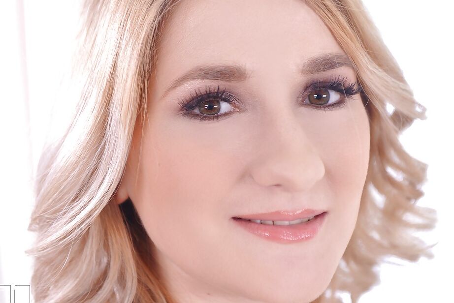 16P Rubia gordita liberando sus grandes tetas naturales de lencería sexy