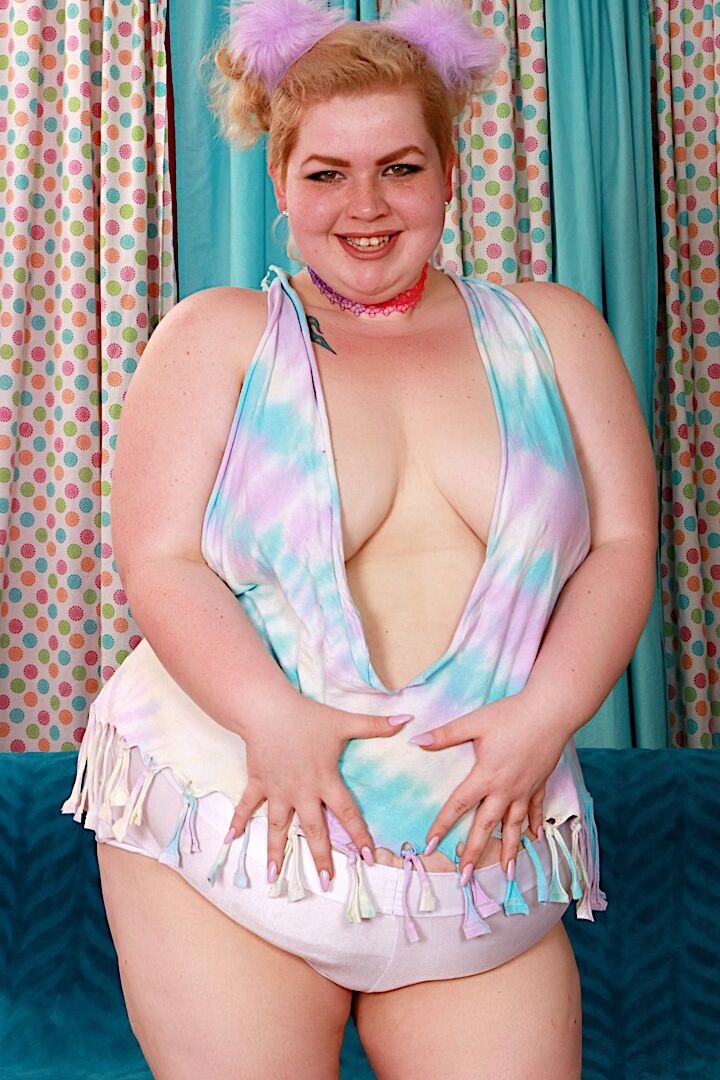 16P SSBBW Velma Voodoo trägt ihre Haare in Büscheln hochgesteckt, während sie ihre Muschi teilt