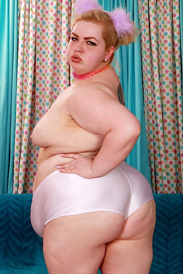 16P SSBBW Velma Voodoo trägt ihre Haare in Büscheln hochgesteckt, während sie ihre Muschi teilt