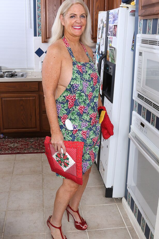 15P A dona de casa madura e excitada Judy Mayflower se masturba com utensílios de cozinha