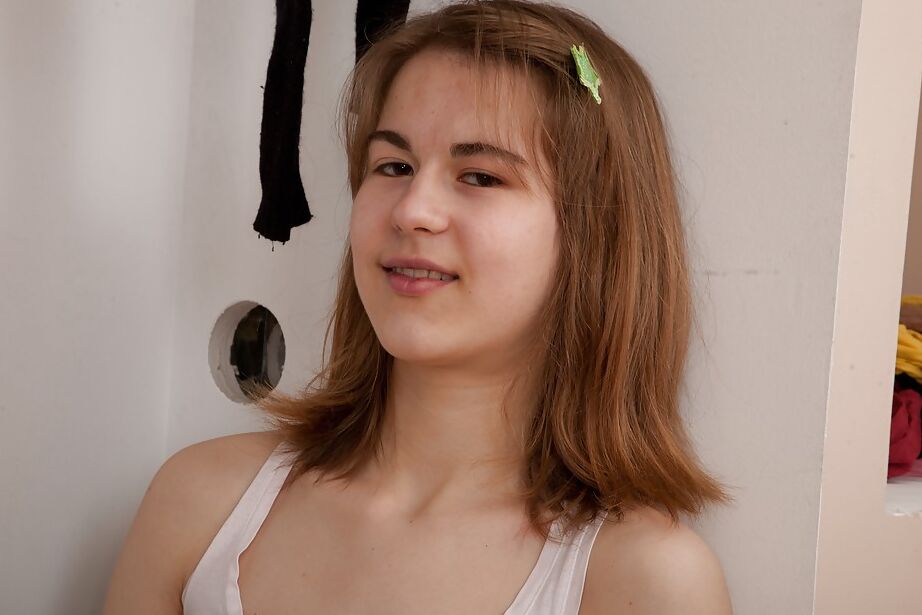 16P Filthy adolescente gata Angela tirando a roupa e se masturbando seu regalo peludo