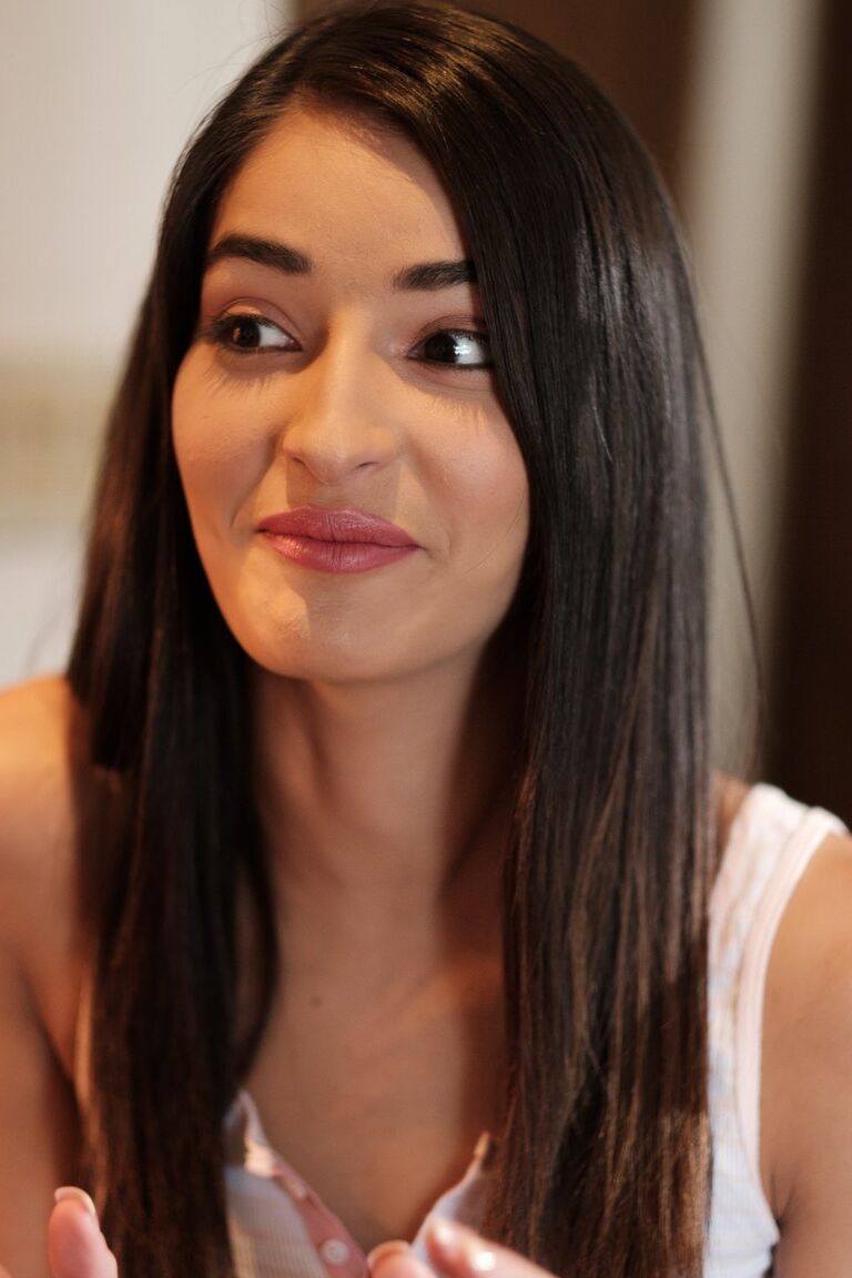 17P La morena Valentina Nappi y la sexy adolescente Emily Willis juegan con un consolador de vidrio