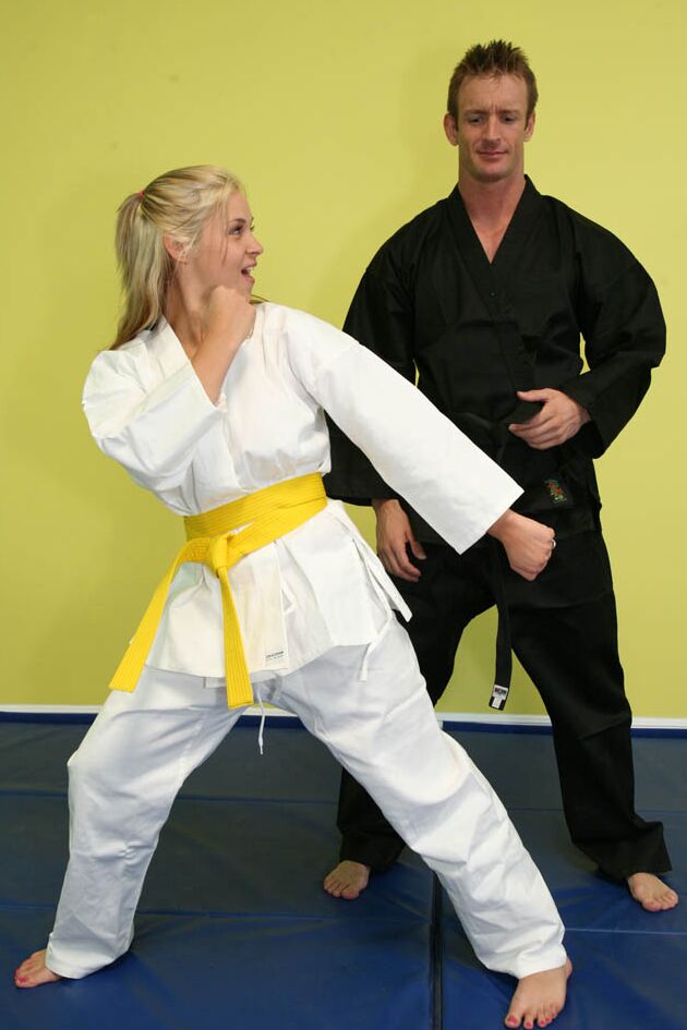 21P Chica Karate con gran culo y grandes tetas Sarah Vandella da placer a su Sensei