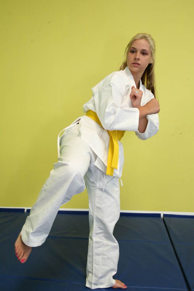 21P Chica Karate con gran culo y grandes tetas Sarah Vandella da placer a su Sensei