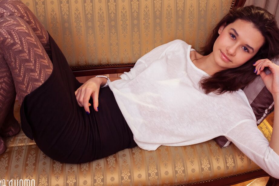 20P Skinny teen Anchen gets undressed for a nude modelling gig on a bench