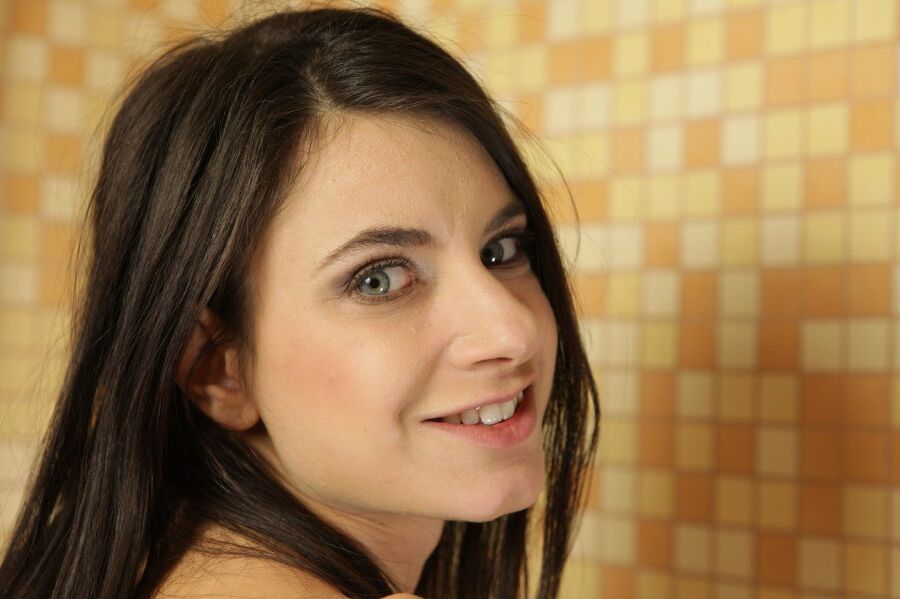 16P Babe Gaby posa em seu banho com seus lindos brinquedos sexuais para buceta