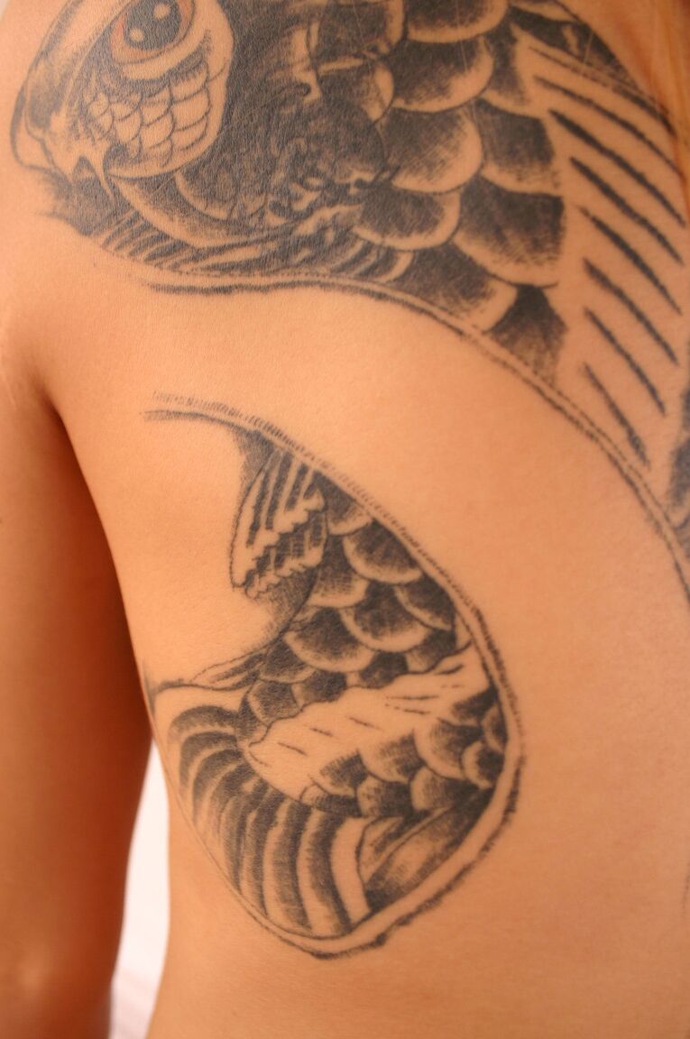 17P Adolescente asiático magro com corpo esbelto Apple se despindo e revelando uma grande tatuagem