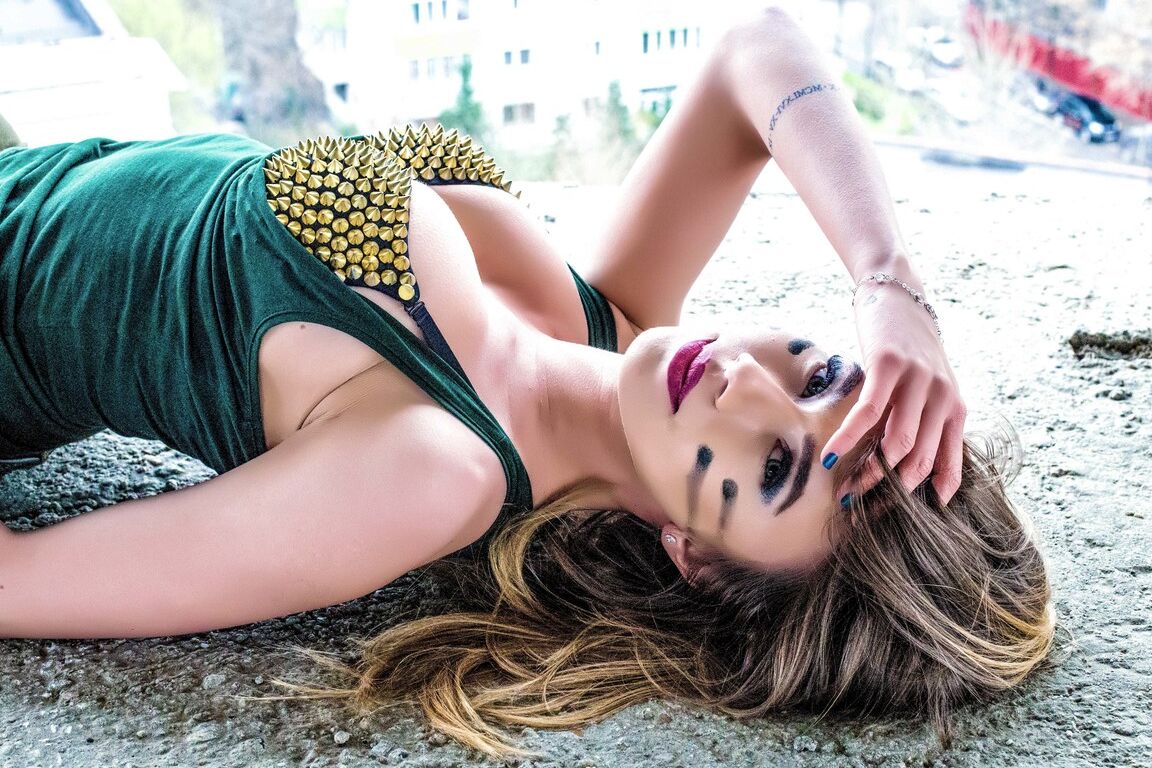 14P Linda gata Annia Miller exibindo seus peitos grandes em um sutiã sexy
