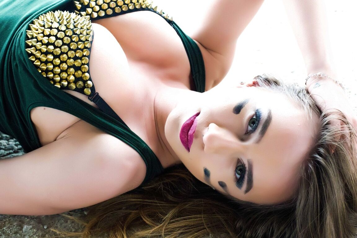 14P Linda gata Annia Miller exibindo seus peitos grandes em um sutiã sexy