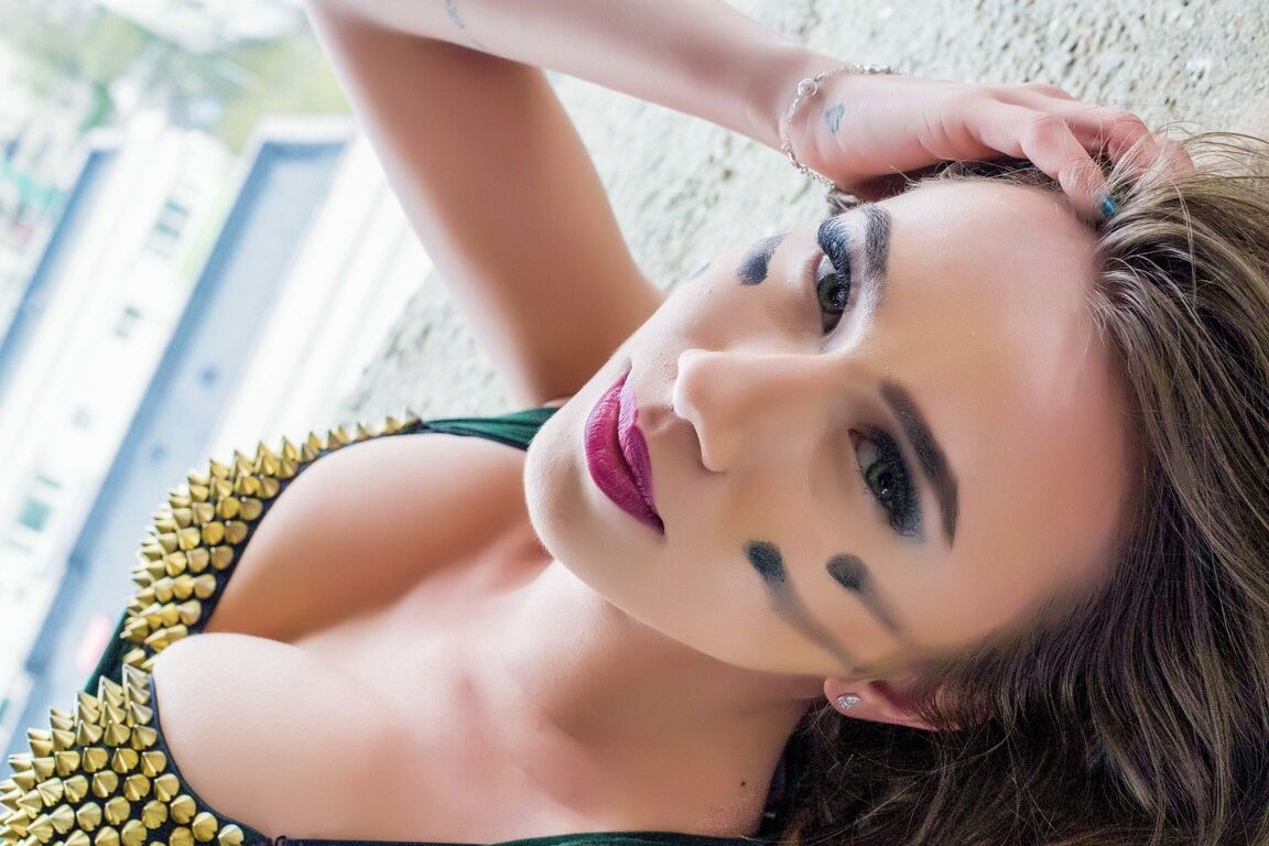 14P Linda gata Annia Miller exibindo seus peitos grandes em um sutiã sexy