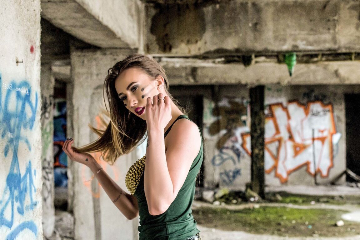 14P Linda gata Annia Miller exibindo seus peitos grandes em um sutiã sexy