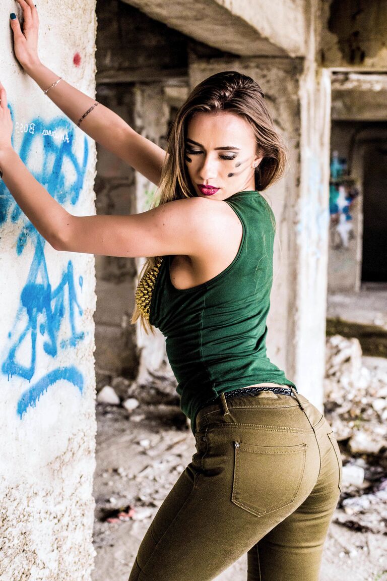14P Linda gata Annia Miller exibindo seus peitos grandes em um sutiã sexy