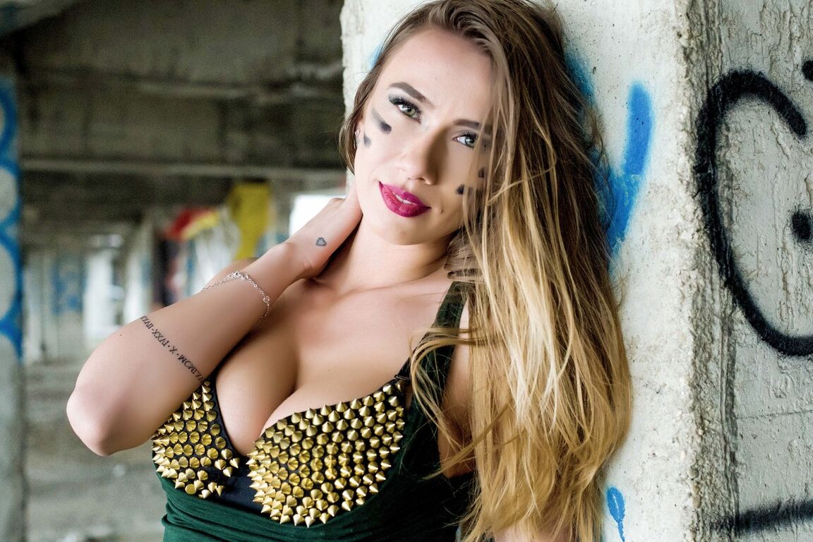 14P Linda gata Annia Miller exibindo seus peitos grandes em um sutiã sexy