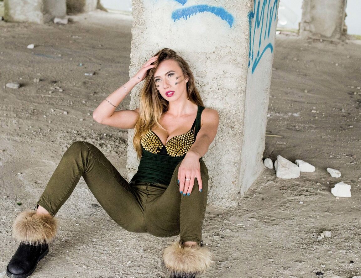 14P Linda gata Annia Miller exibindo seus peitos grandes em um sutiã sexy