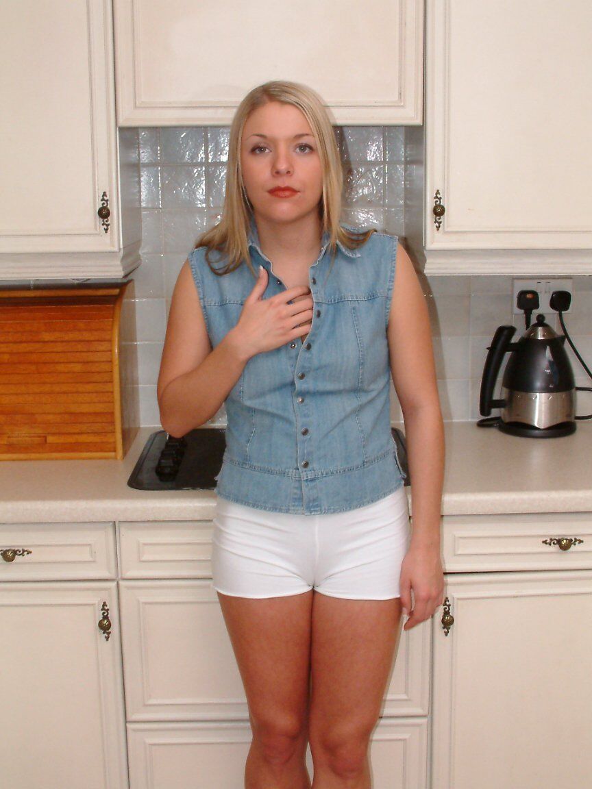 21P Amateur Teen Karen zeigt ihren runden Arsch