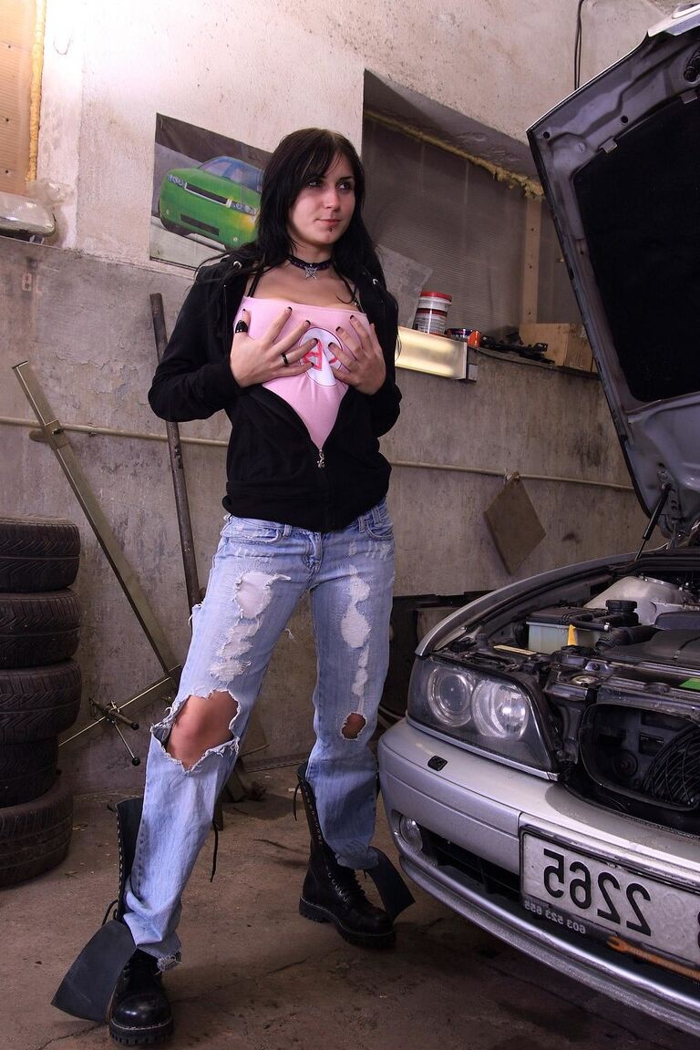 21P A adolescente morena Roxy D se ferra na garagem