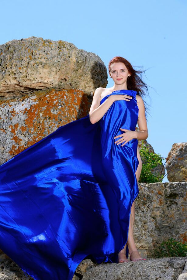 16P La jeune rousse Helena B modèle totalement nue dans un endroit rocheux