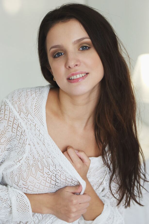 18P Gillian B esparramada convidativamente em cima da cama Ucrânia