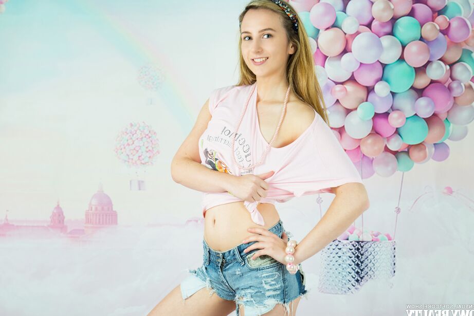 20P Esta linda nena se deshace de sus bragas azules y su camisa blanca solo para