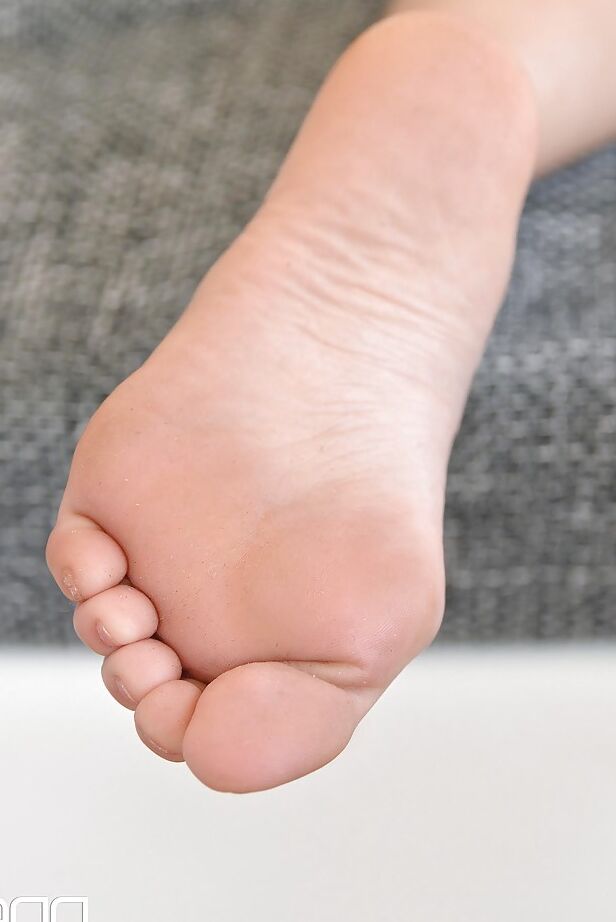 16P ヨーロッパのブルネットのアイナラ レイナが剃毛したおまんこを披露して楽しむ