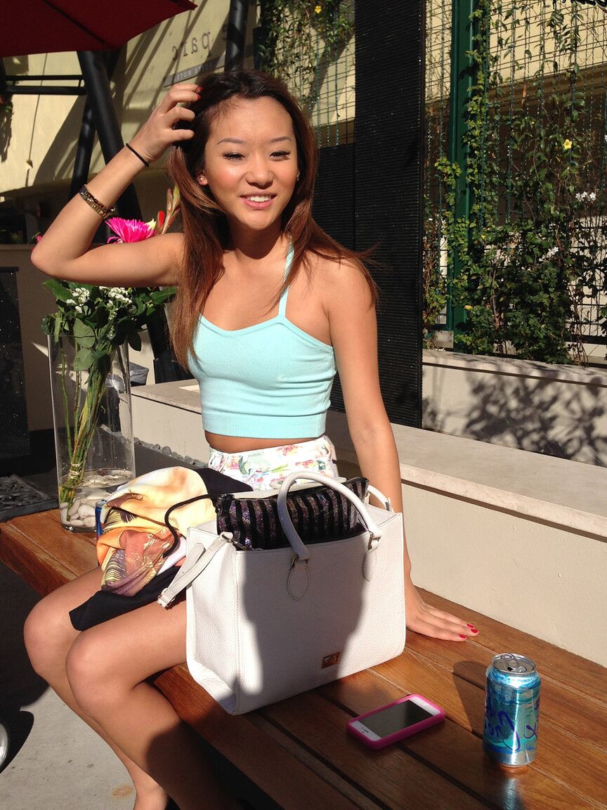 17P La flaca asiática Alina Li modelando vestida