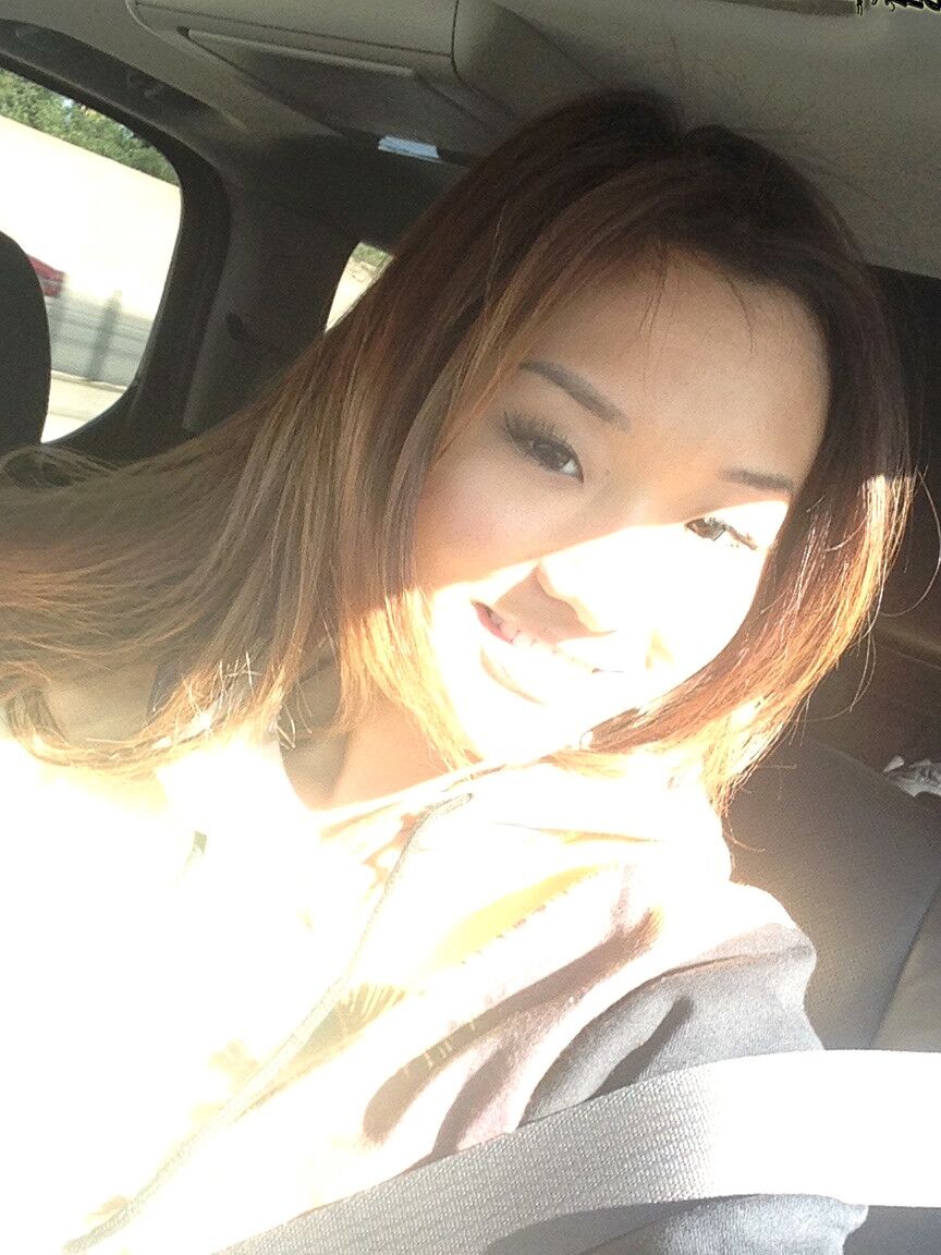 17P La flaca asiática Alina Li modelando vestida