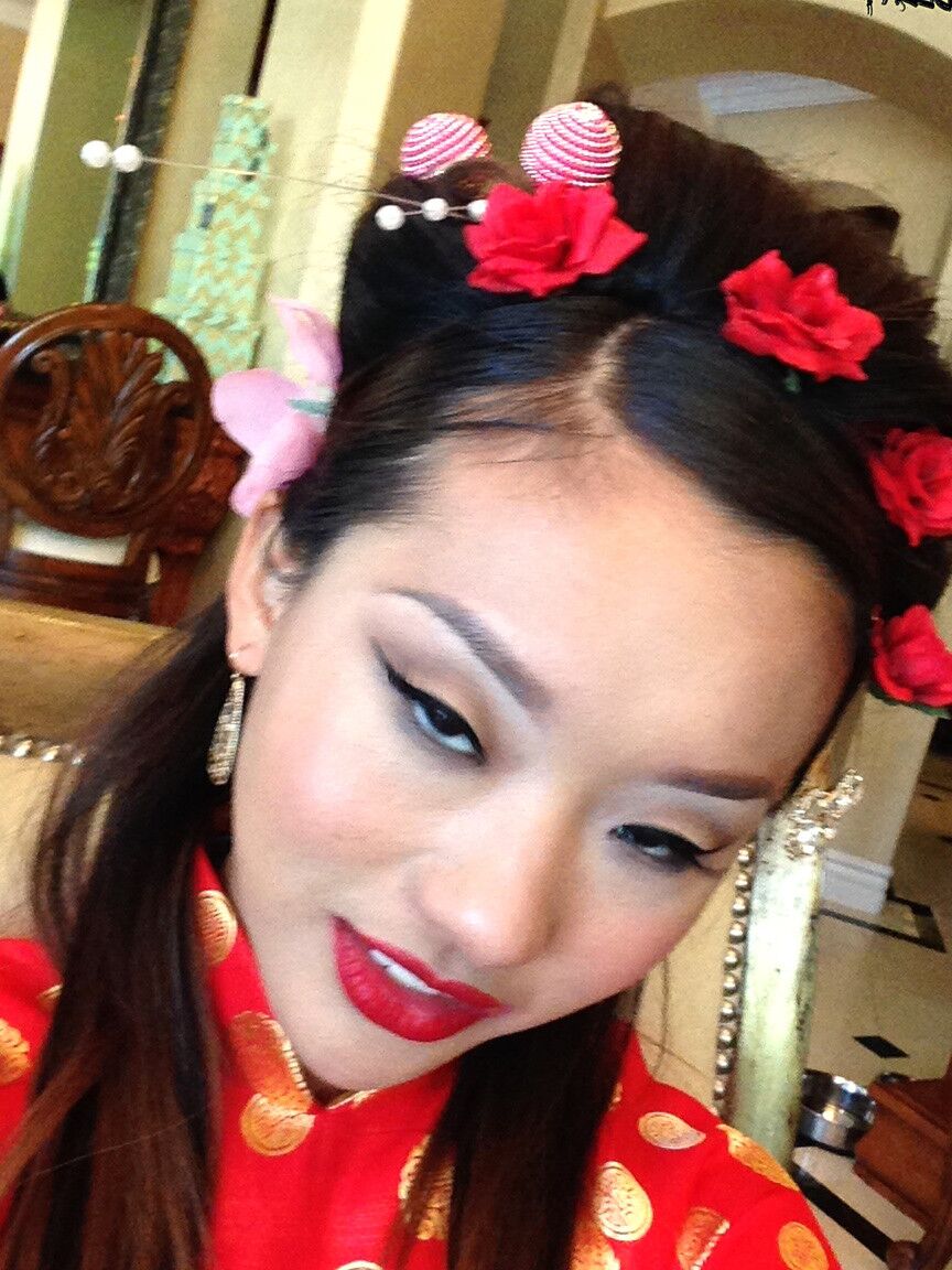 17P La flaca asiática Alina Li modelando vestida