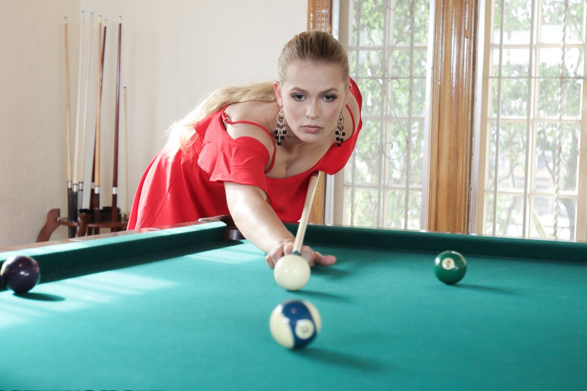 21P Tubarão de piscina loiro Sloan Harper é pego no feltro