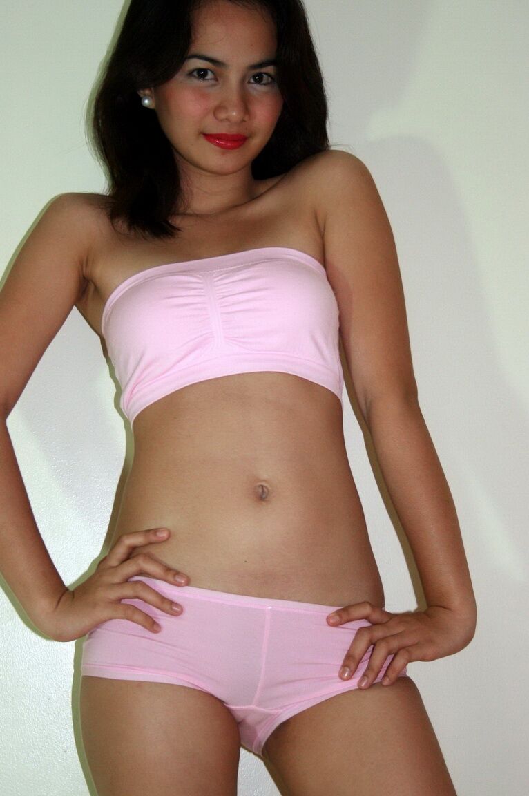 12P Joven asiática luce labios rojos mientras hace su debut como modelo desnuda