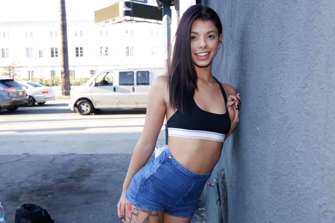 17P La puta de dieciocho años Gina Valentina se abre de piernas en cada oportunidad