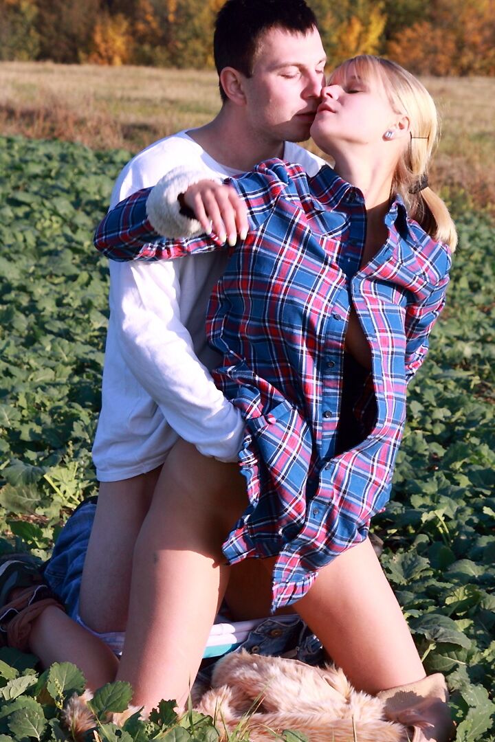 10P La adolescente rubia Marry Queen recibe una corrida en la espalda después de tener sexo en un campo