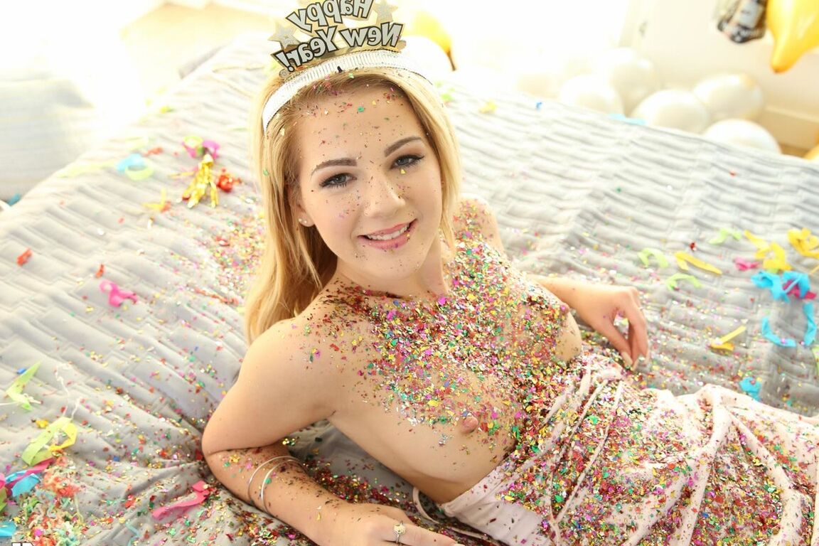 21P La bella princesa Bella Rose es follada por su pequeño coño adolescente por una gran polla negra