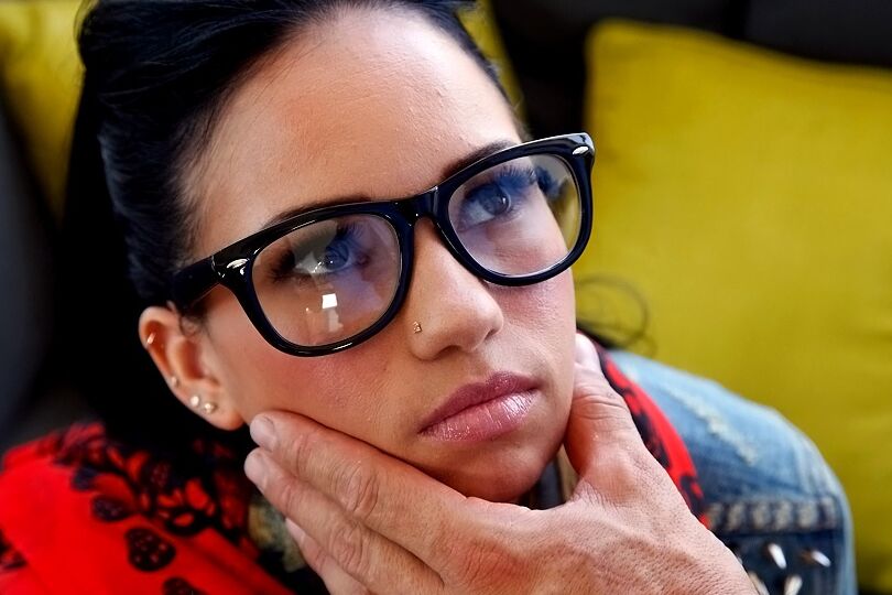 16P Sweet teen Raven Bay dá um boquete sensual e é fodida hardcore