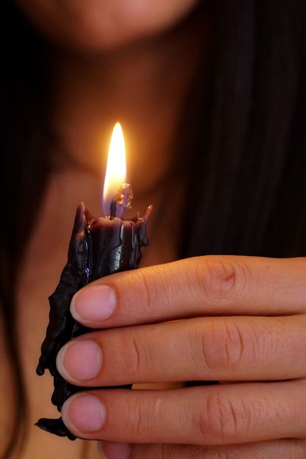 16P La chica desnuda Daisy B se cubre con cera de vela mientras juega con su arbusto