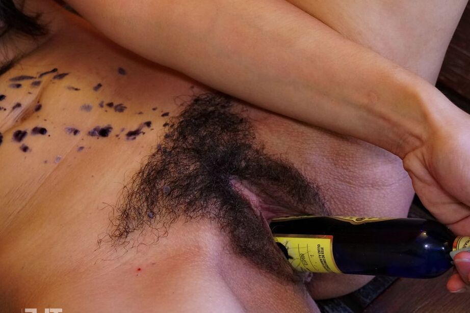 16P La chica desnuda Daisy B se cubre con cera de vela mientras juega con su arbusto