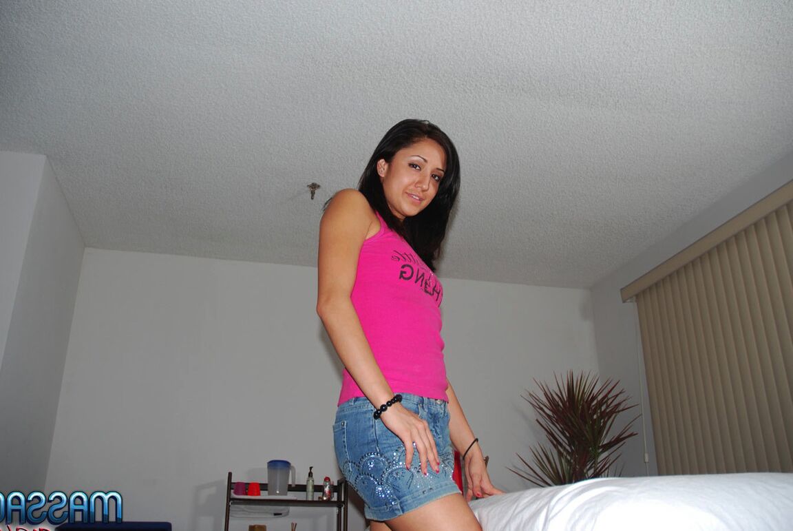 15P Morena gostosa de 18 anos fazendo uma massagem sexy