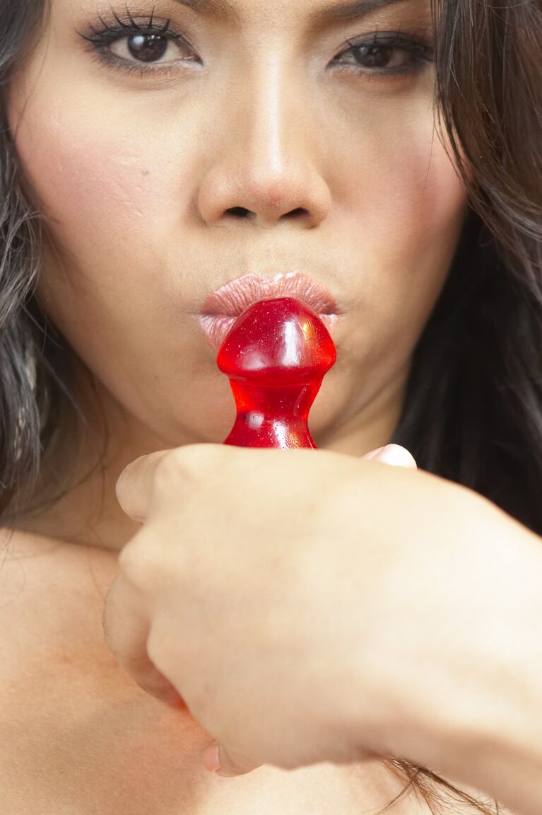 18P Transexual provocativa de Asia tapa el estrecho agujero anal con un juguete en galerías gratuitas