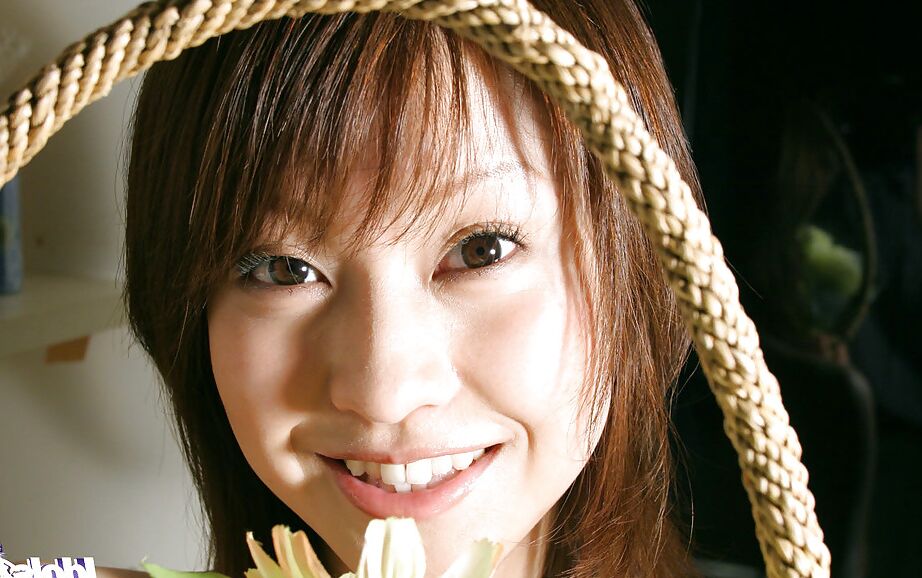 16P La guapa asiática Ayumi Motomura mostrando sus pequeñas curvas