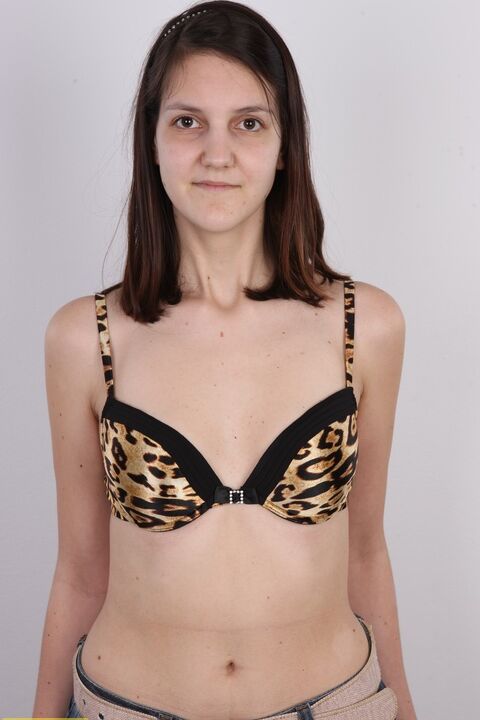 20P Michaela, une amatrice amateur, se met totalement nue avant un gros plan vaginal.