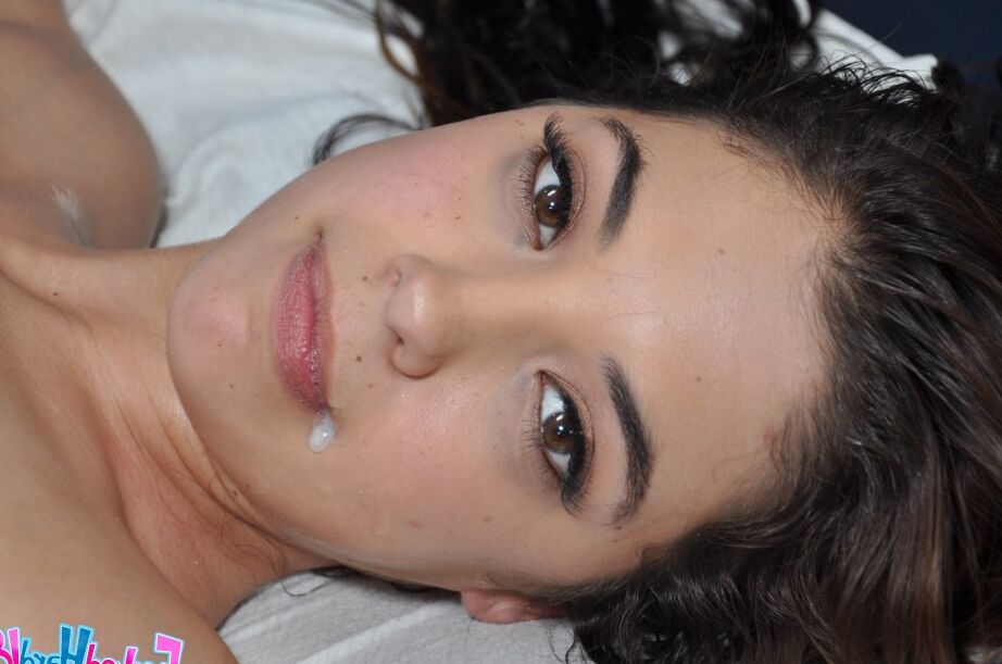 16P Linda morena adolescente tem sua buceta raspada batida hardcore